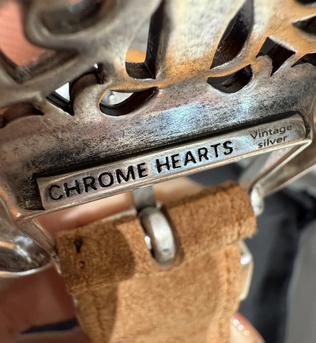 Гравировка Chrome Hearts Vintage Silver на оборотной стороне пряжки