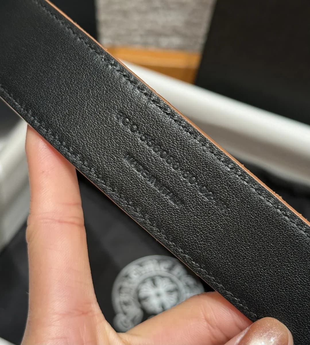 Тиснение маркировки на внутренней кожаной стороне ремня Chrome Hearts