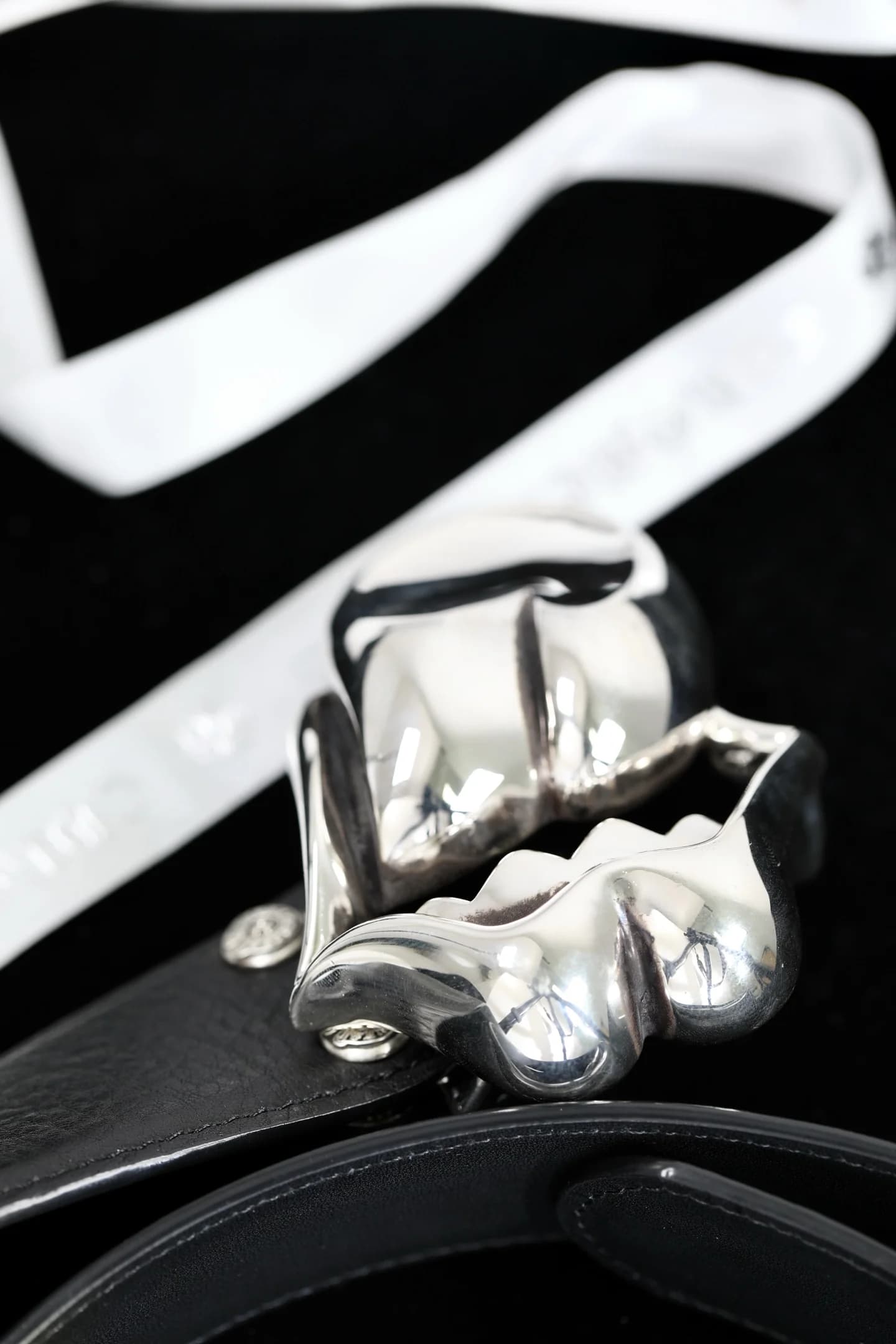 Объемная серебряная пряжка ремня Chrome Hearts в форме губ с языком