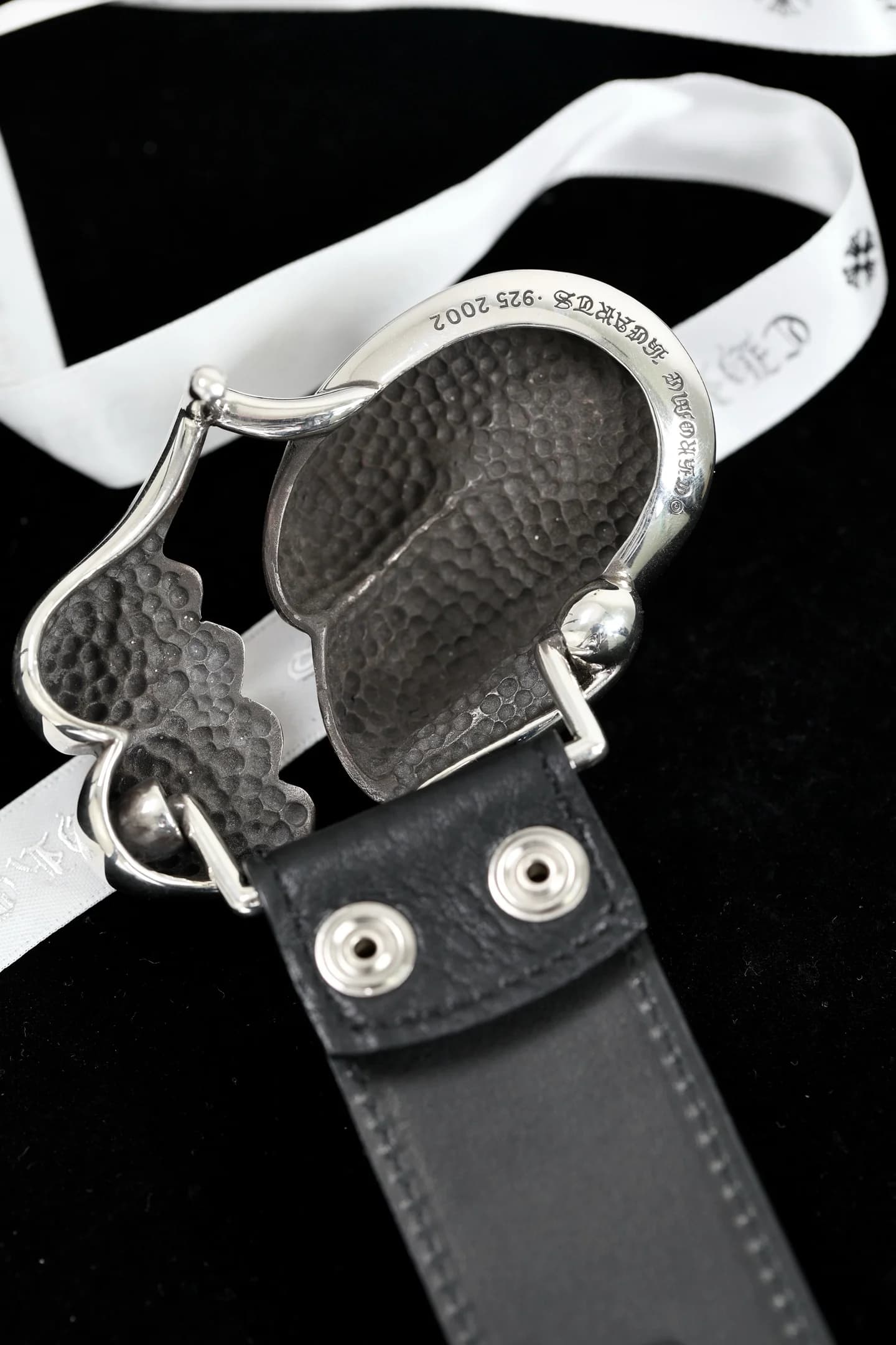 Обратная сторона серебряной пряжки Chrome Hearts с гравировкой бренда и пробы 925