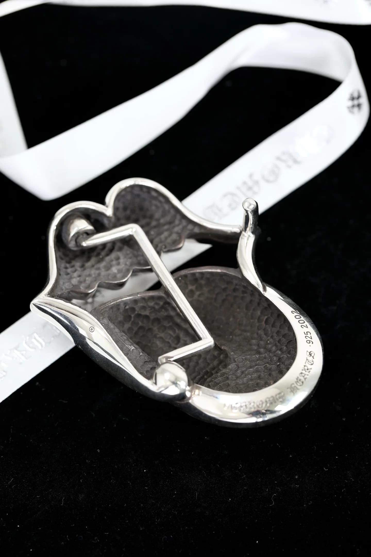 Внутренняя сторона серебряной пряжки и застежки ремня Chrome Hearts