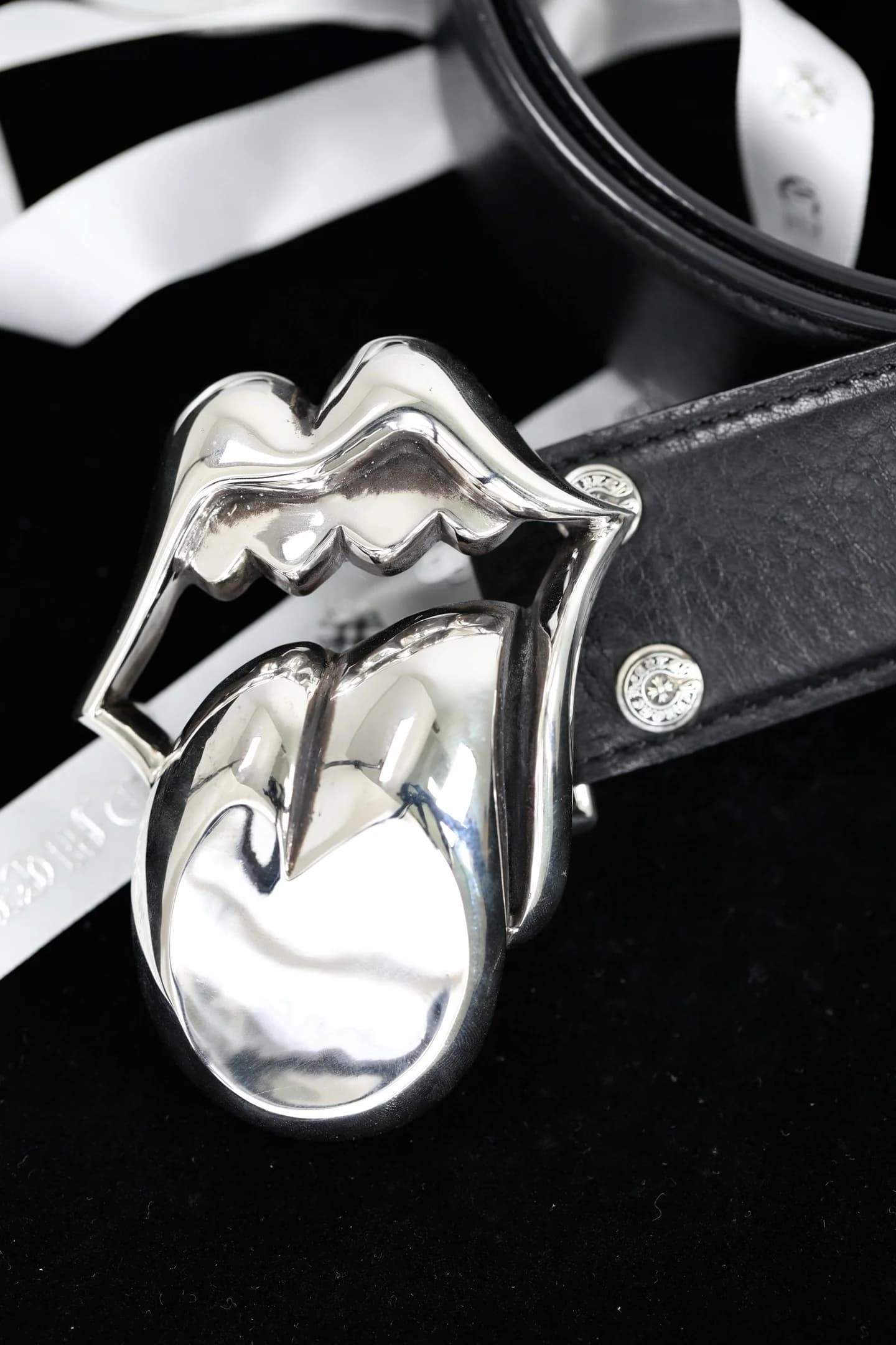 Серебряная пряжка Lips and Tongue и заклепка Chrome Hearts крупным планом