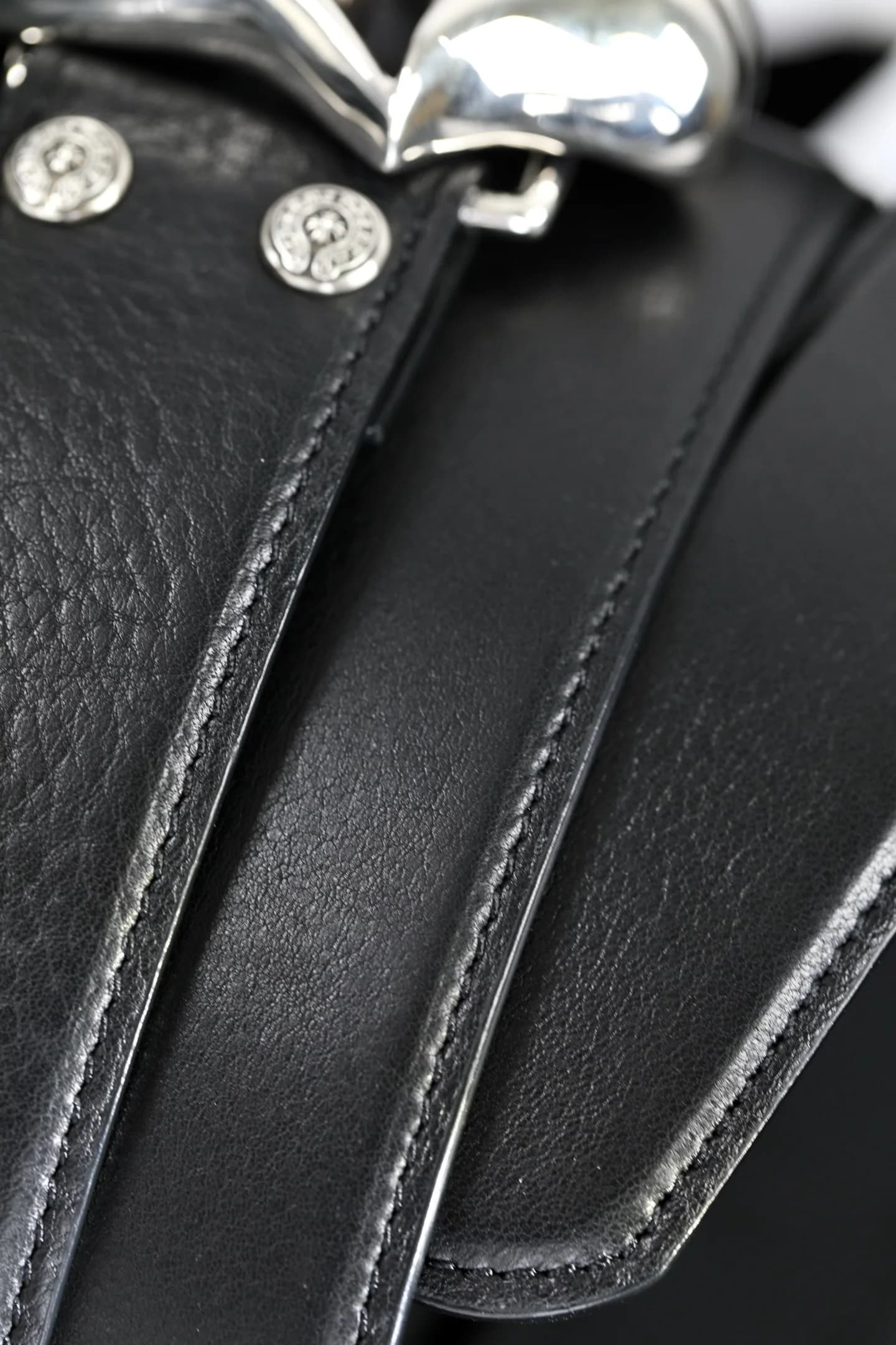 Текстура черной кожи полотна ремня и серебряные заклепки Chrome Hearts