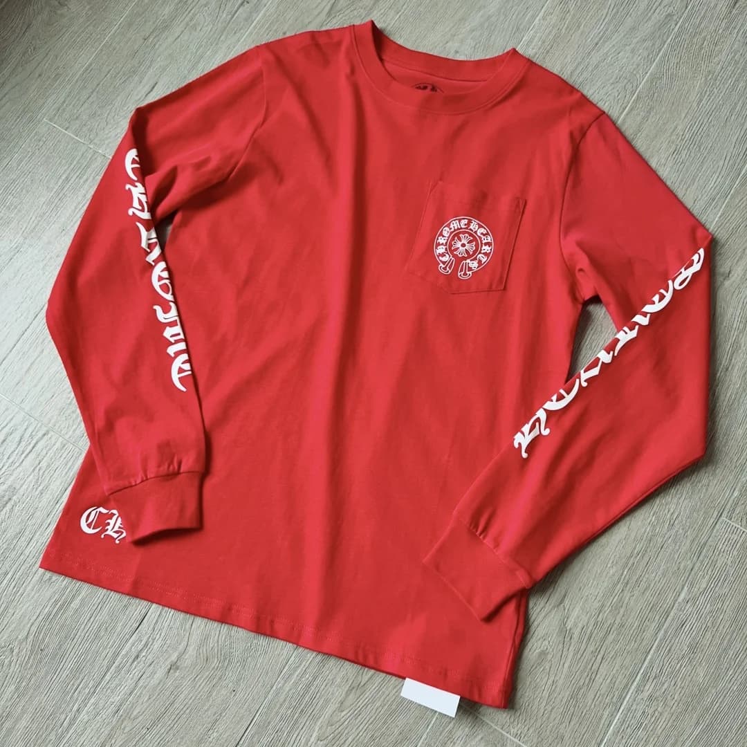 Красный лонгслив Chrome Hearts, вид спереди под углом