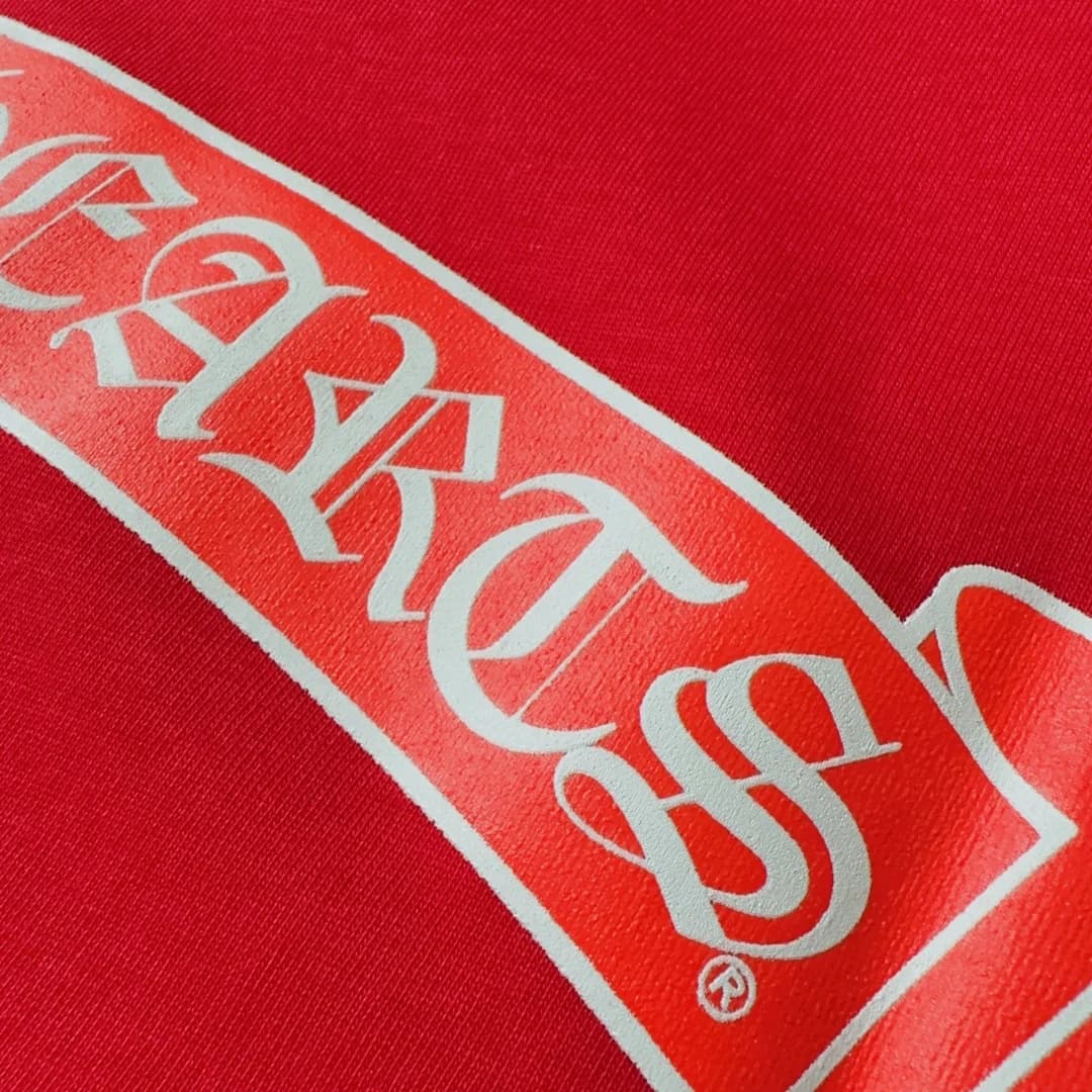 Деталь принта со свитка на спине лонгслива Chrome Hearts
