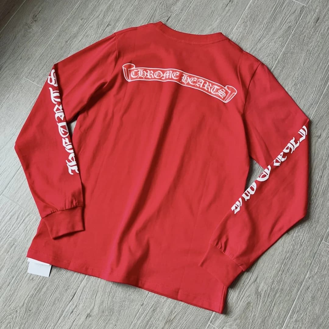 Красный лонгслив Chrome Hearts, вид со спины под углом
