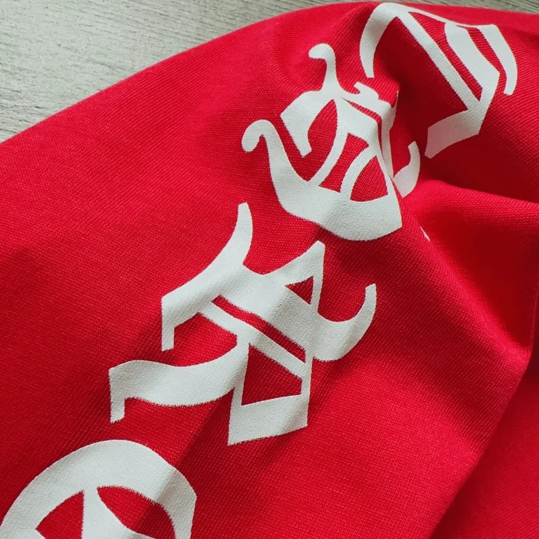 Принт с готическим шрифтом на рукаве лонгслива Chrome Hearts