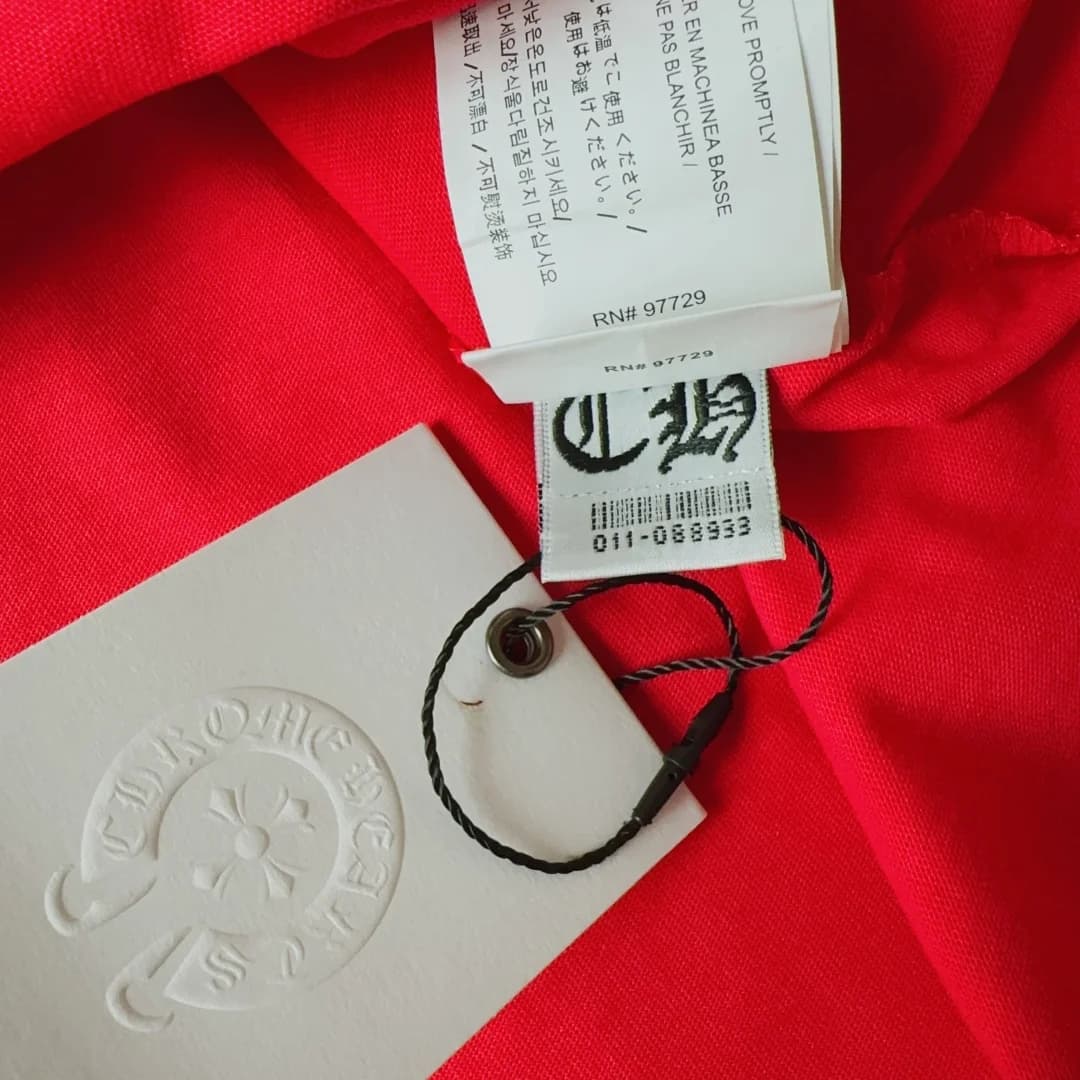 Фирменные бирки лонгслива Chrome Hearts