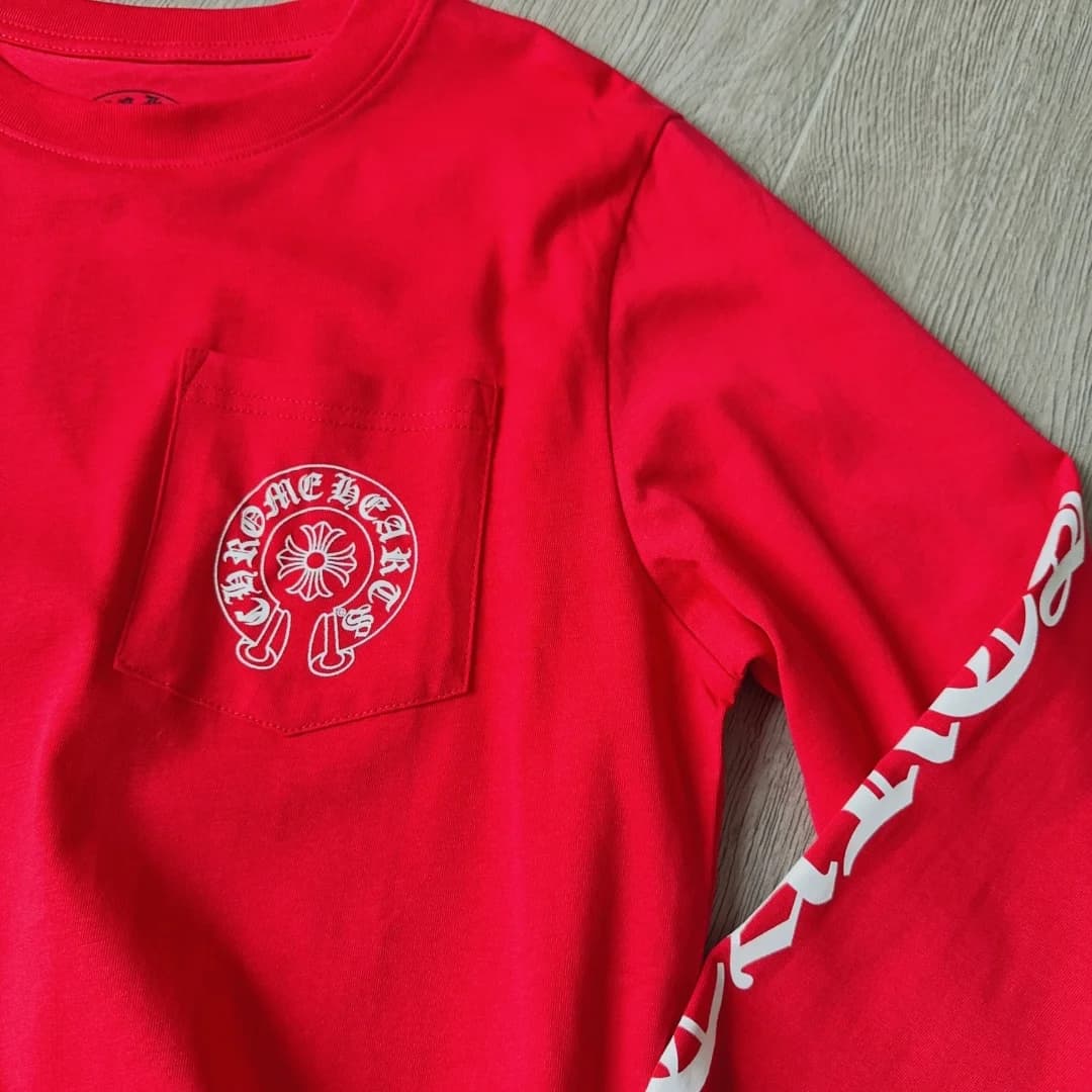 Деталь нагрудного кармана и рукава лонгслива Chrome Hearts
