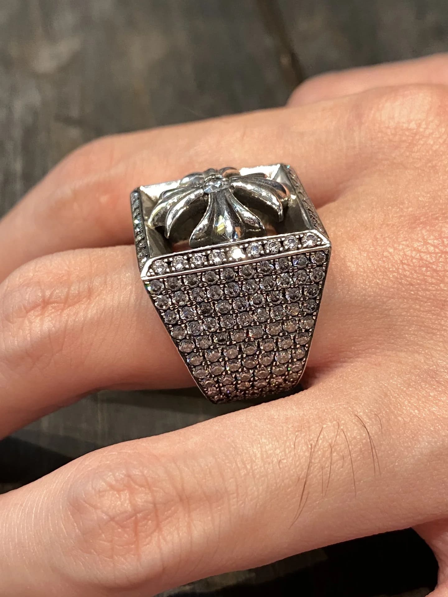 Серебряное кольцо Chrome Hearts с крестом и бриллиантами на пальце, вид сбоку