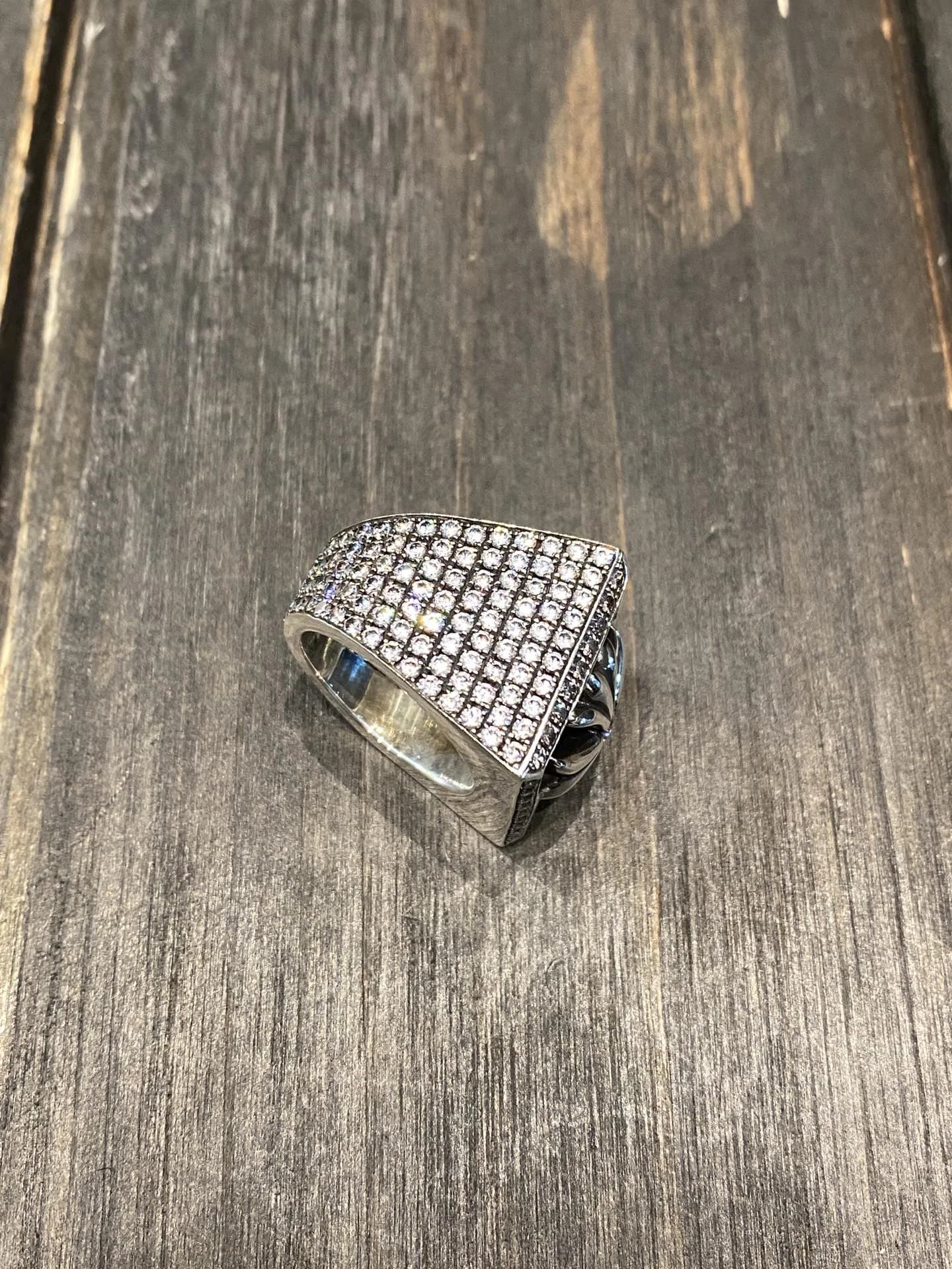 Кольцо Chrome Hearts из серебра с паве из бриллиантов на боковой грани