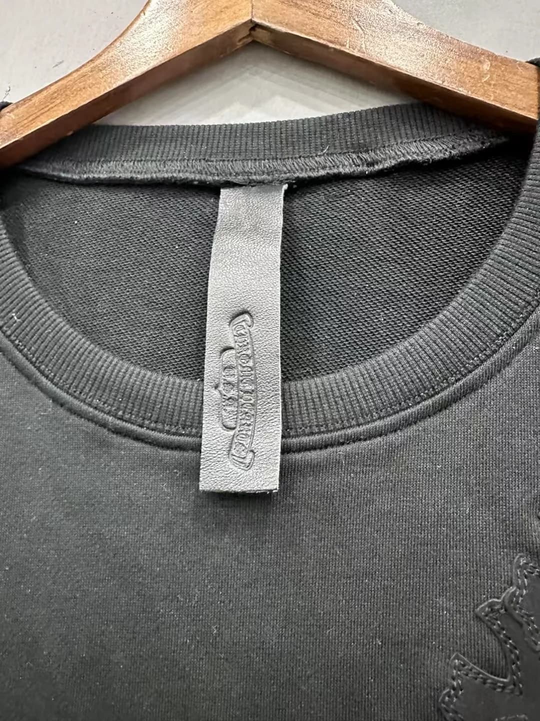 Кожаный ярлык Chrome Hearts на горловине футболки