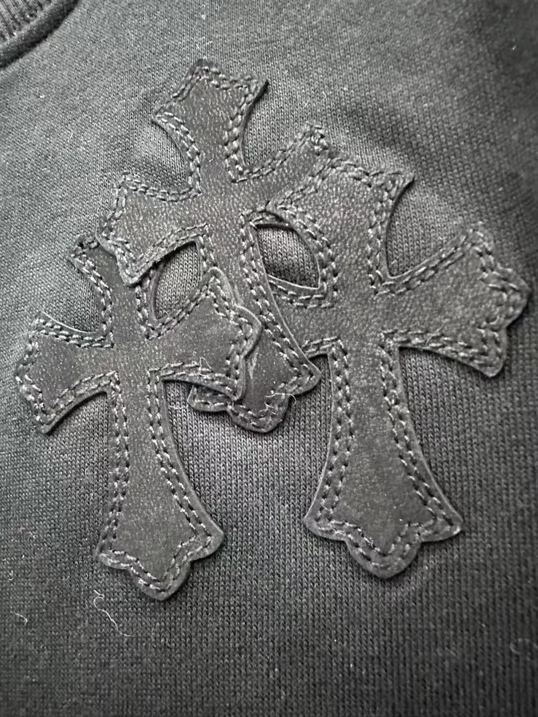 Кожаные нашивки в виде крестов на груди футболки Chrome Hearts