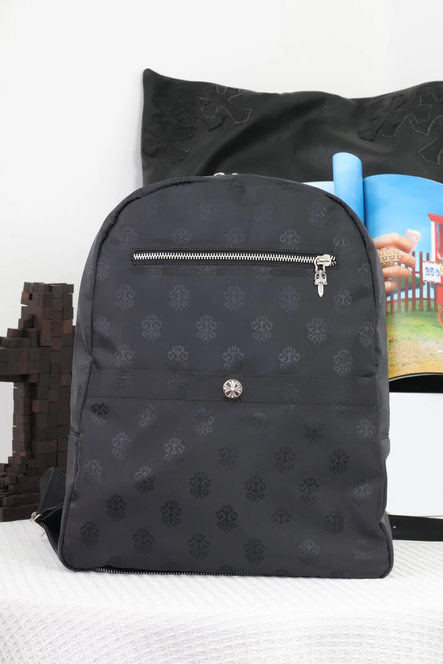 Черный текстильный рюкзак Chrome Hearts с жаккардовым узором, вид спереди