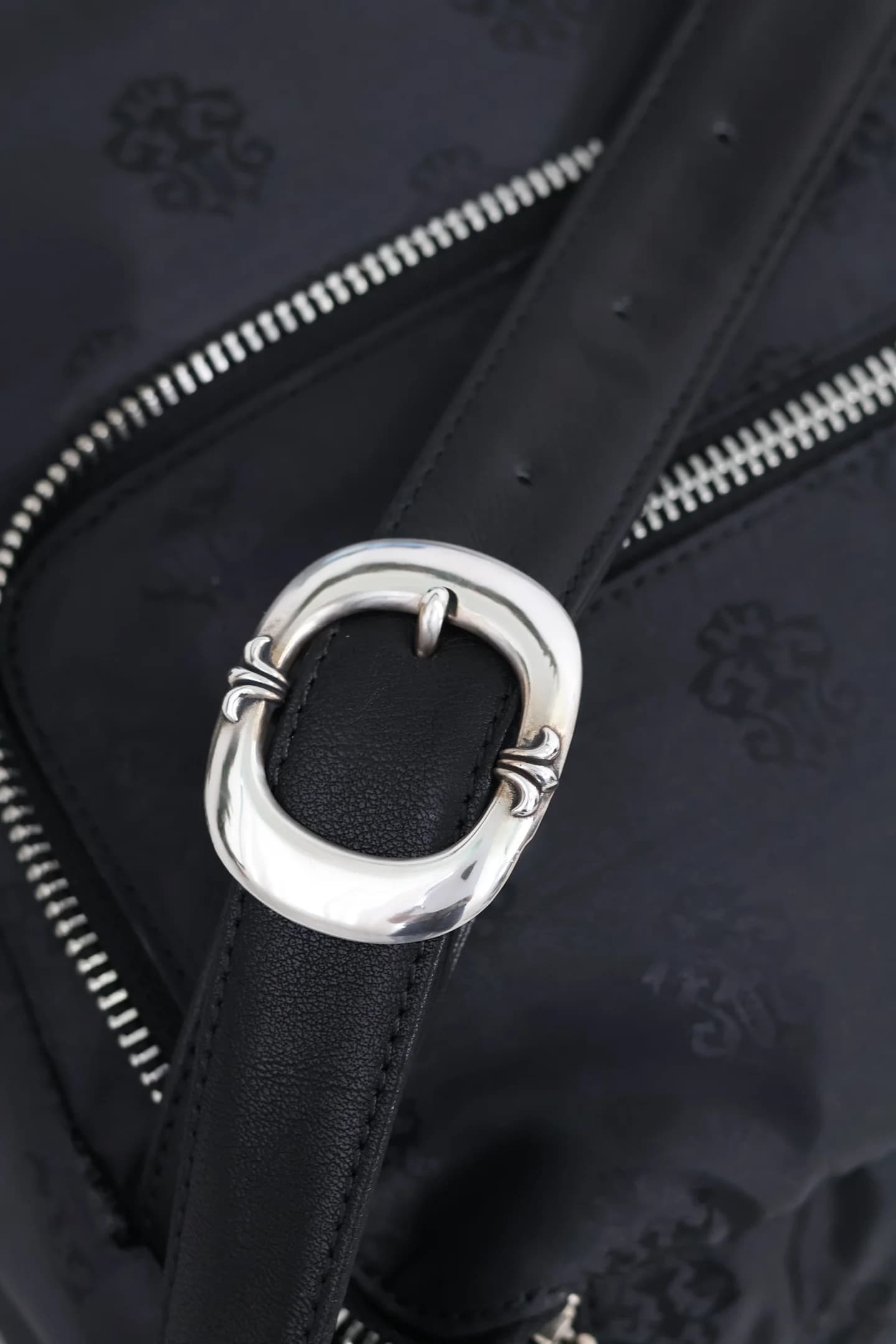 Серебряная пряжка с гравировкой на кожаной лямке рюкзака Chrome Hearts