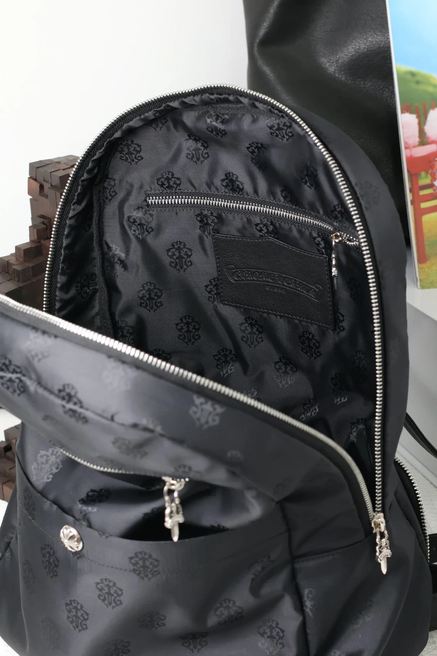Внутреннее отделение рюкзака Chrome Hearts с фирменной подкладкой и карманом
