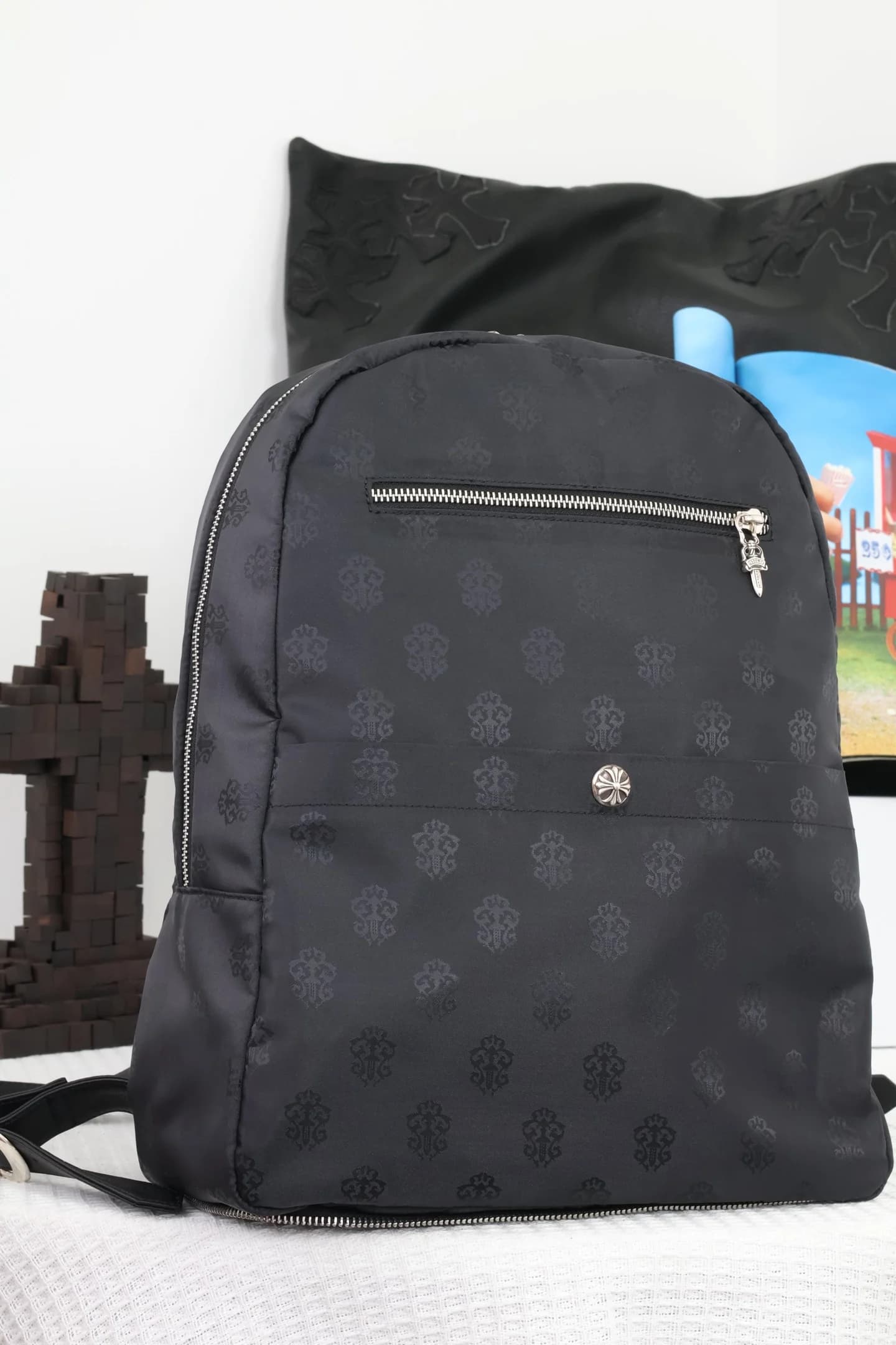 Черный рюкзак Chrome Hearts в ракурсе три четверти