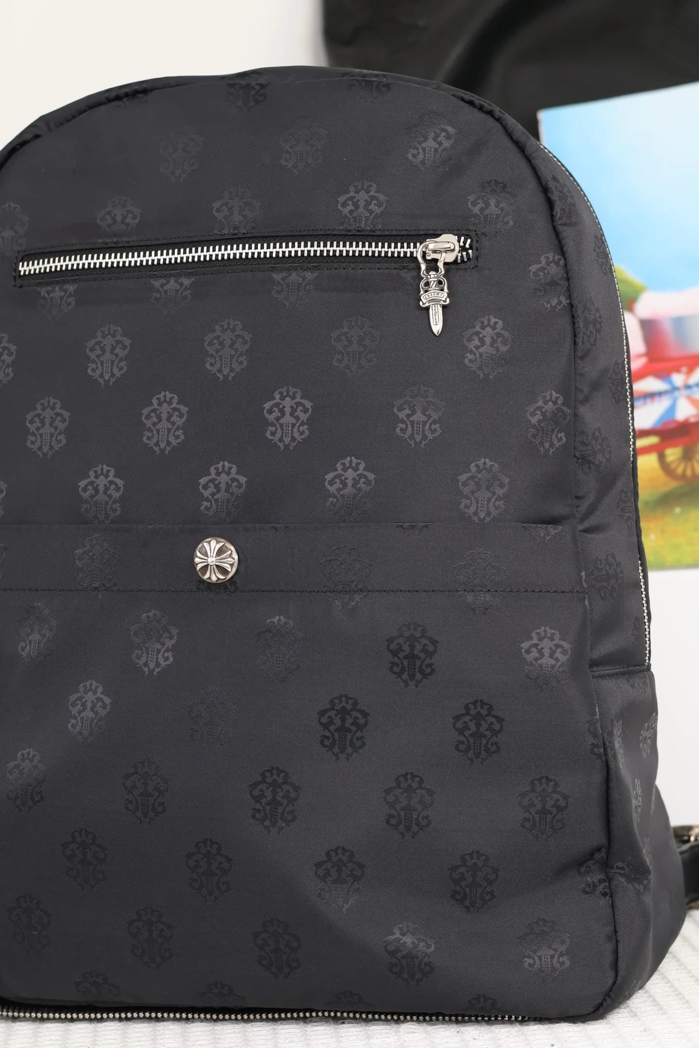 Передняя часть рюкзака Chrome Hearts с карманами и серебряными деталями