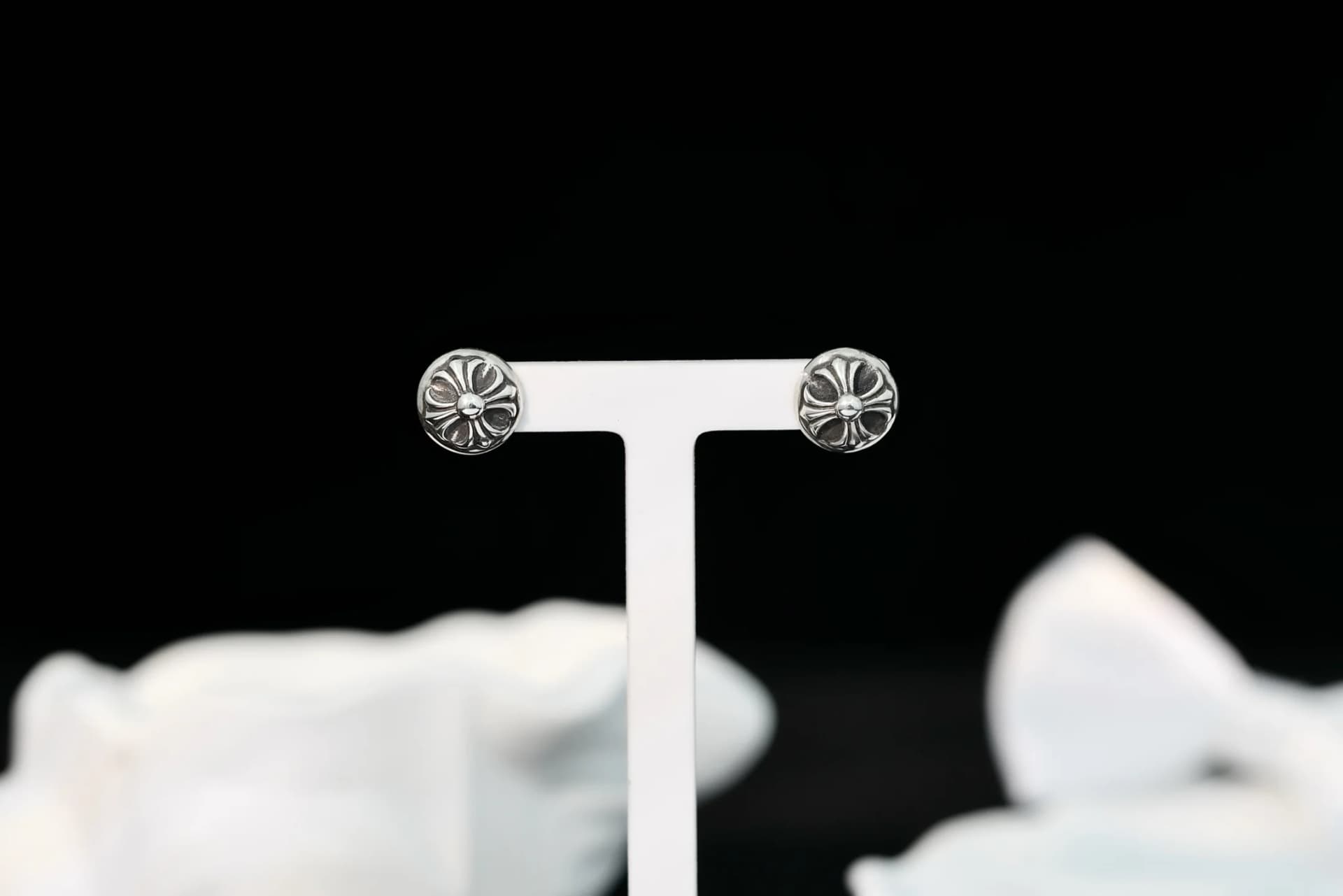 Пара серебряных серег-пусетов Chrome Hearts с объемным крестообразным мотивом на подставке
