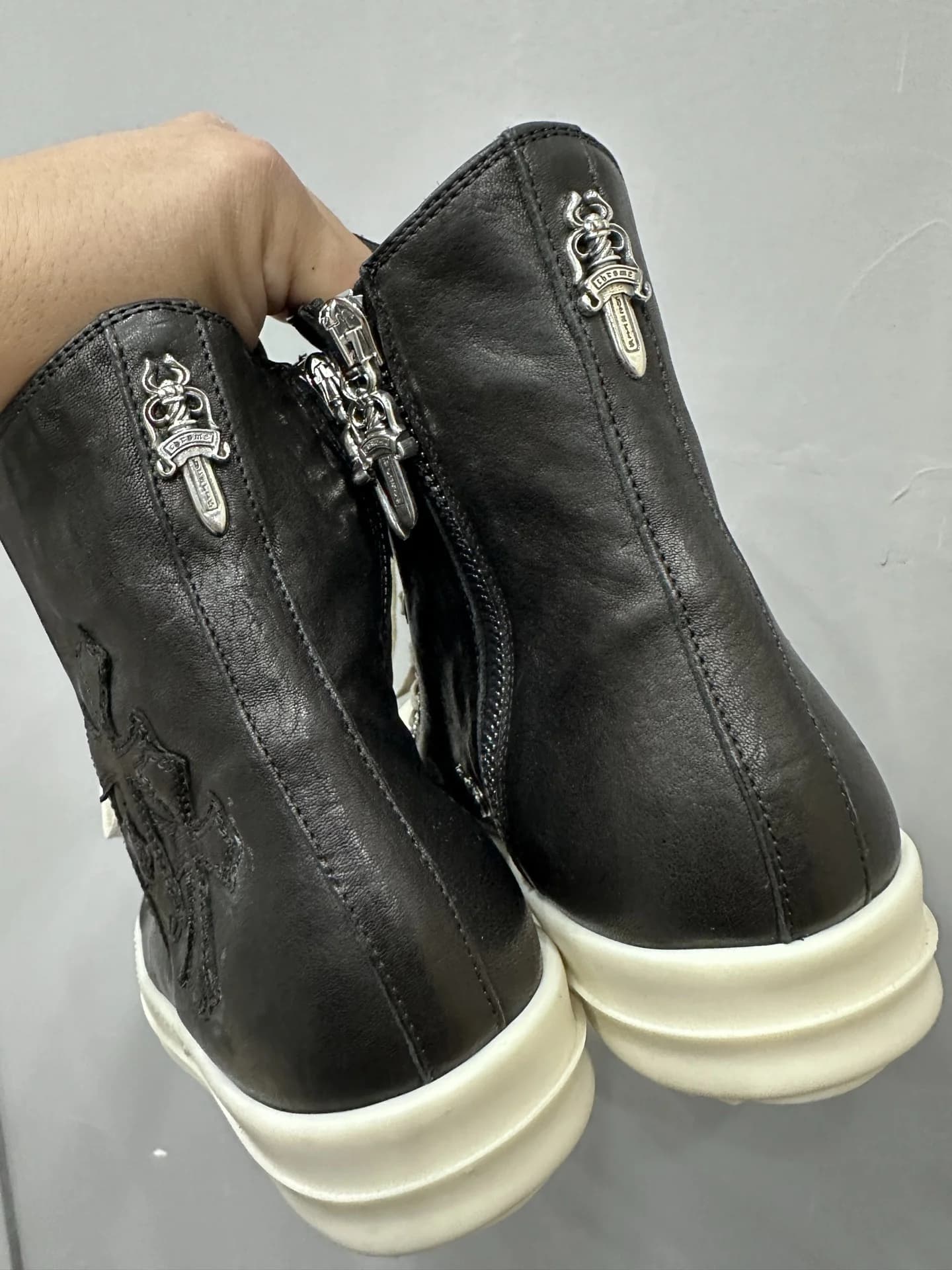 Задняя часть кед Chrome Hearts x Rick Owens с серебряными деталями