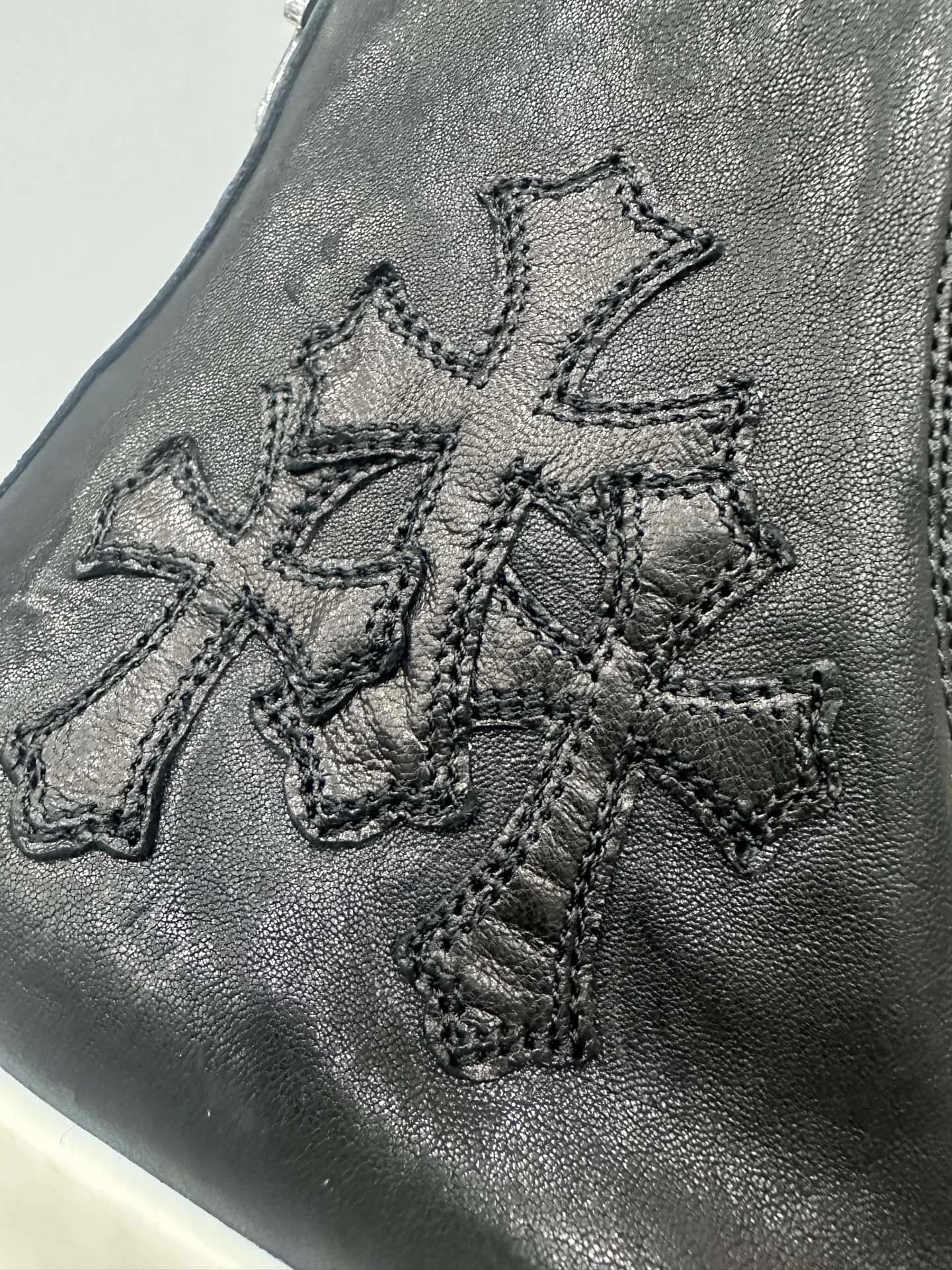 Деталь кожаных нашивок в виде крестов на кедах Chrome Hearts x Rick Owens
