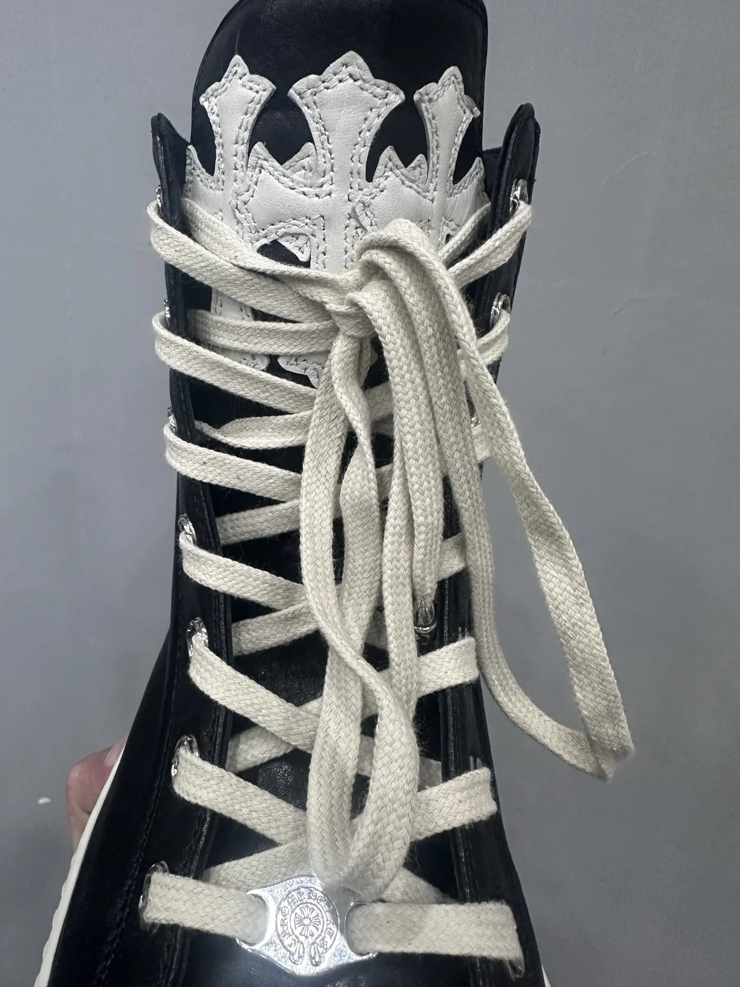 Язычок кед Chrome Hearts x Rick Owens с белым кожаным крестом