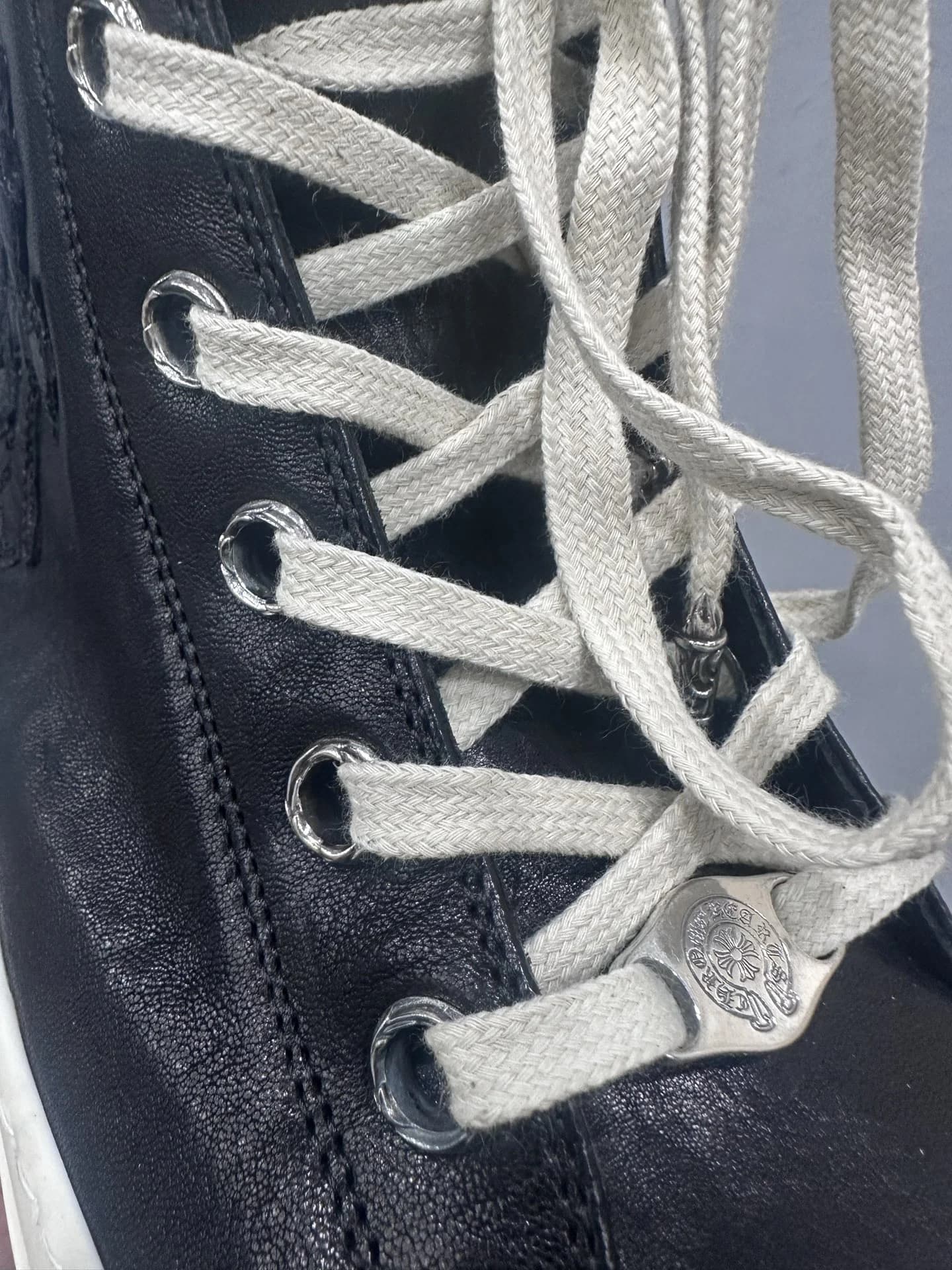 Шнуровка и серебряная фурнитура на кедах Chrome Hearts x Rick Owens