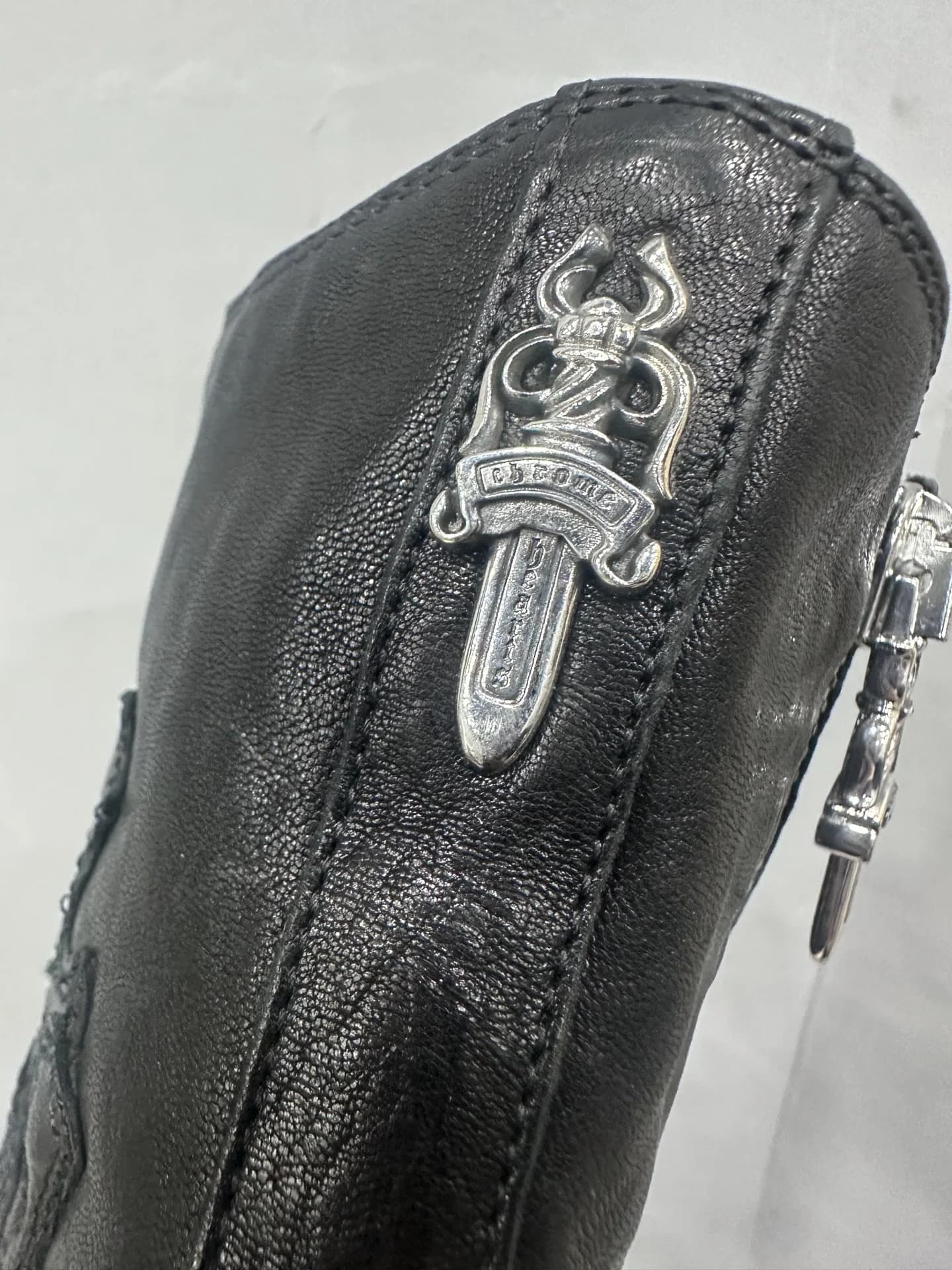 Серебряная фурнитура Chrome Hearts на кожаных кедах