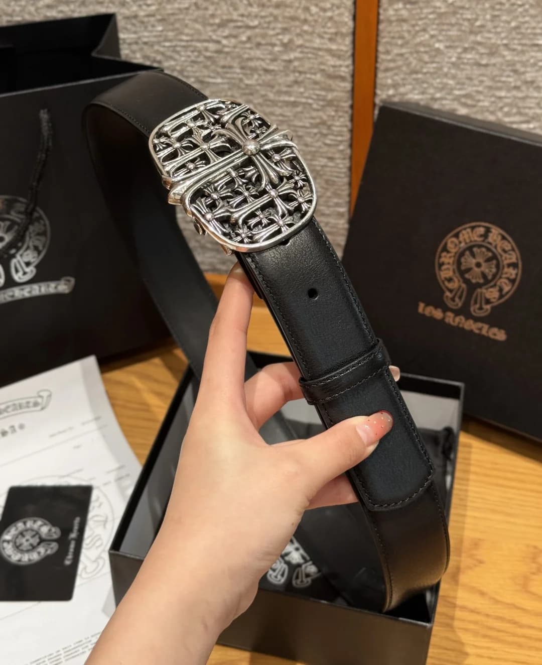 Ремень Chrome Hearts из черной кожи, вид с пряжкой и шлевкой