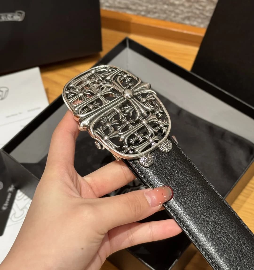 Крупный план серебристой металлической пряжки ремня Chrome Hearts