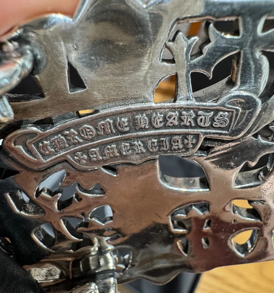 Гравировка Chrome Hearts на обратной стороне пряжки ремня