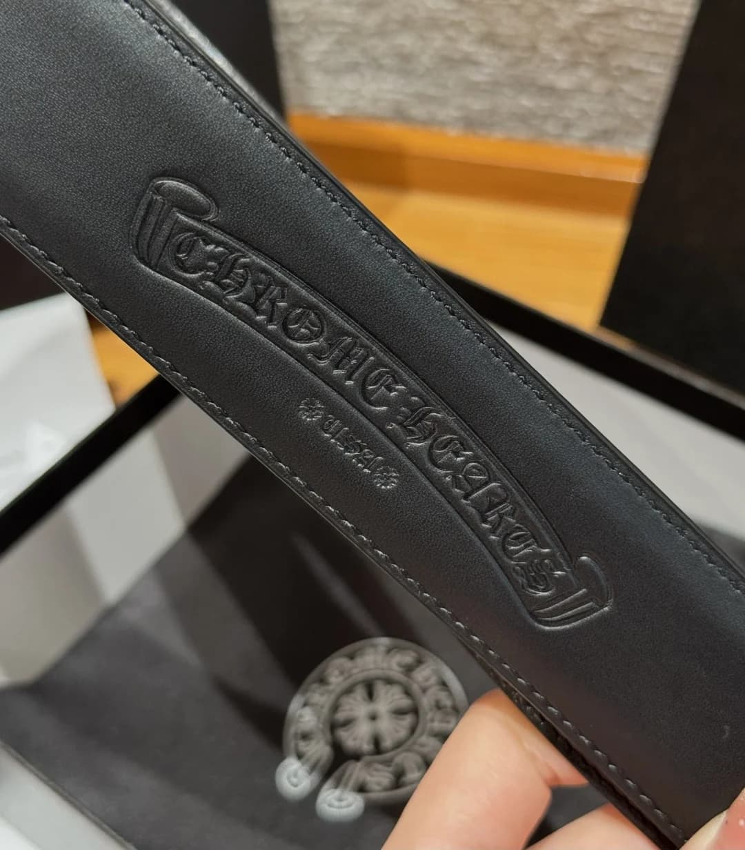 Фирменное тиснение логотипа Chrome Hearts на внутренней стороне кожаного ремня