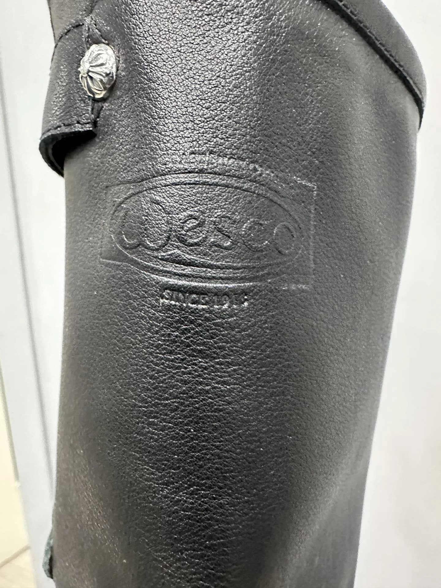 Тисненый логотип Wesco на коже сапог