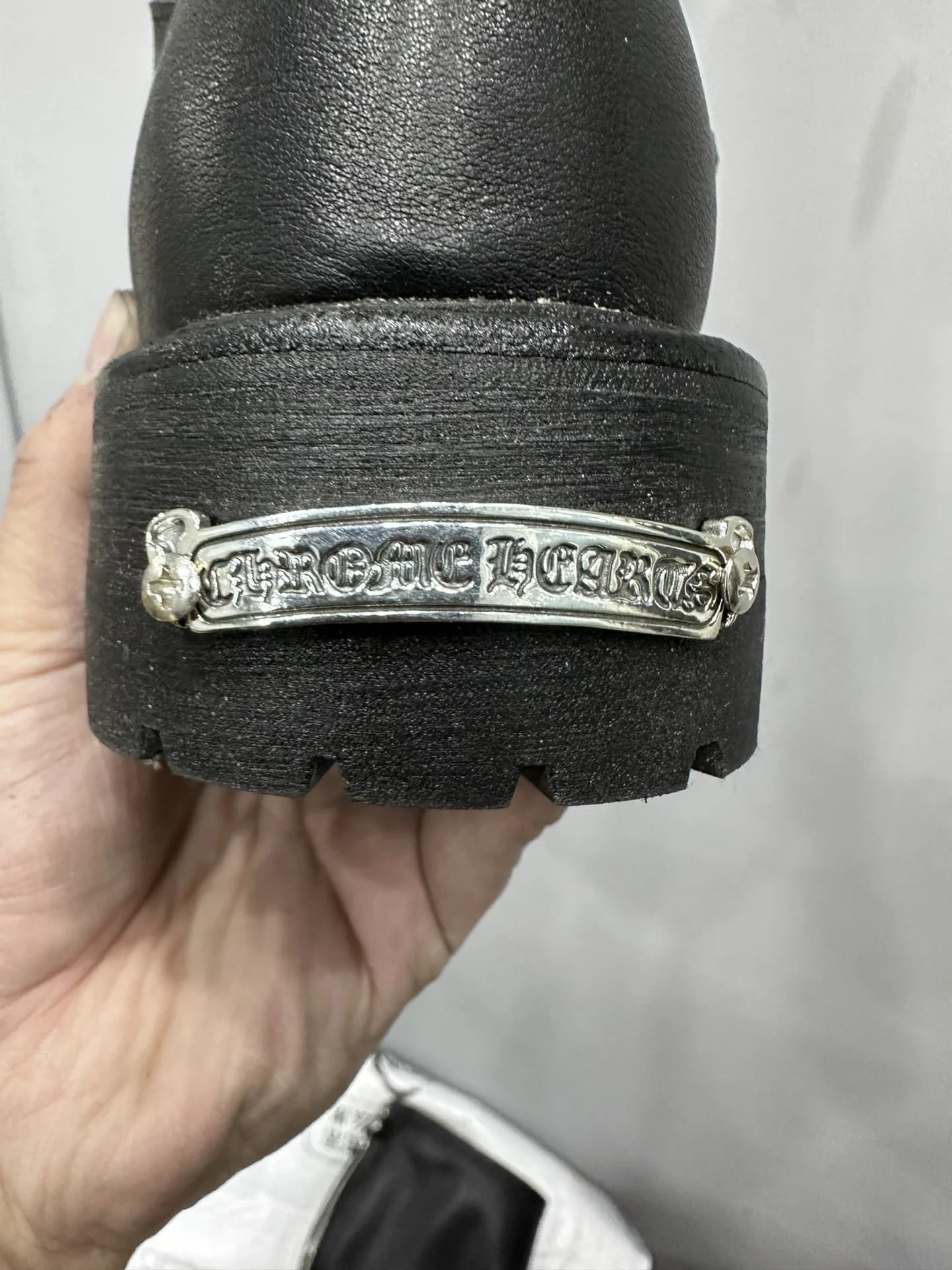 Серебряная пластина с логотипом Chrome Hearts на каблуке