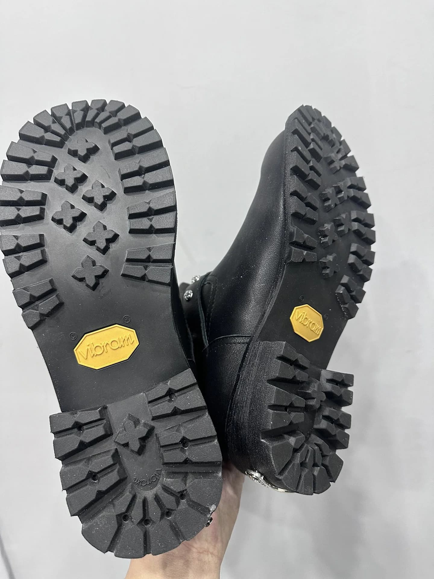 Рельефная подошва Vibram сапог Chrome Hearts x Wesco