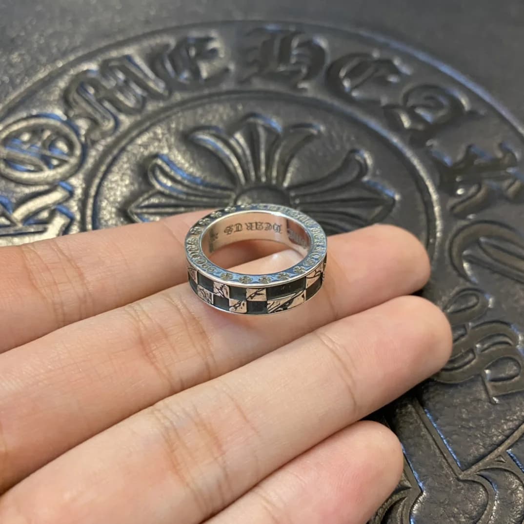 Кольцо Chrome Hearts Matty Boy 6mm из серебра 925 пробы в руке
