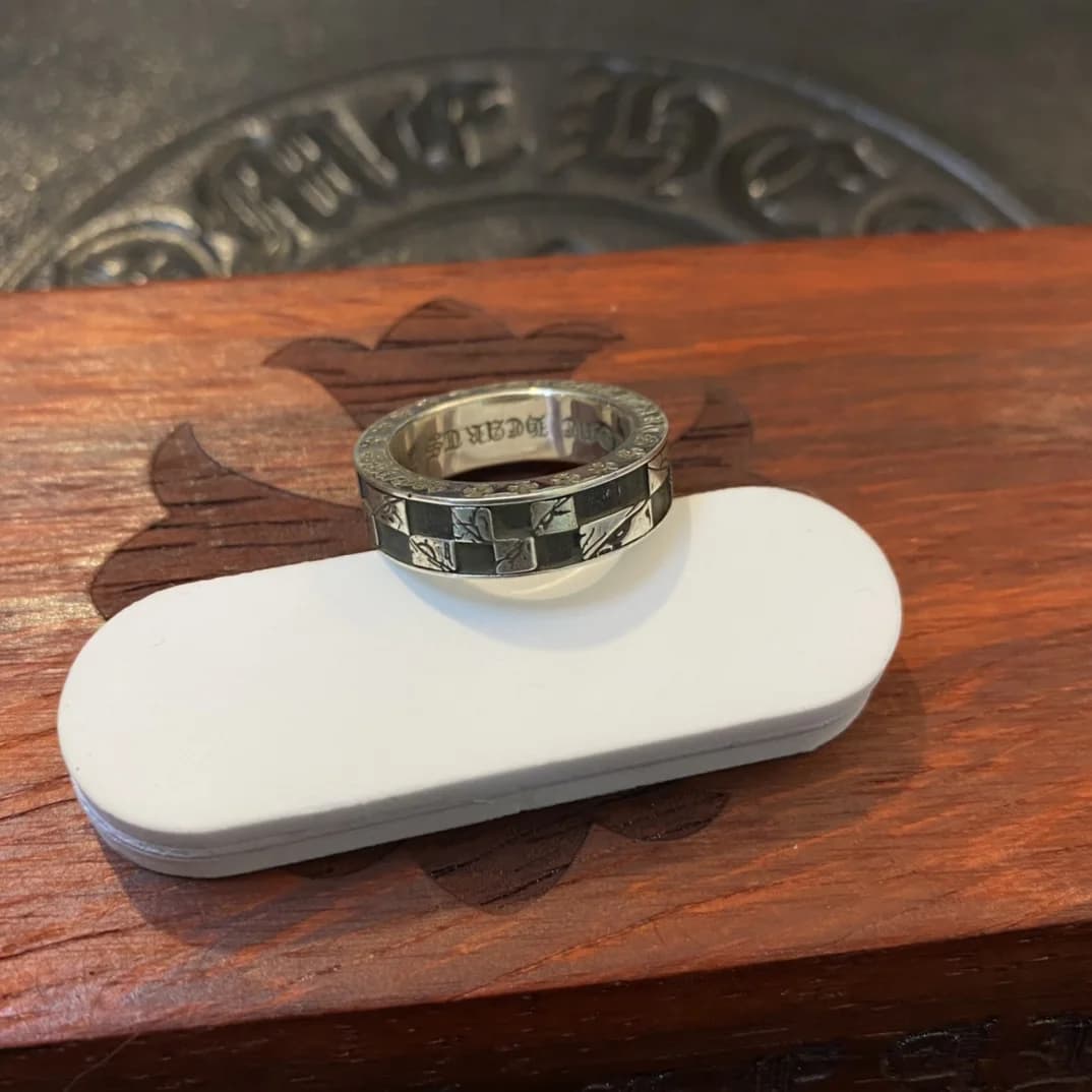 Кольцо Chrome Hearts Matty Boy 6mm на белой подставке, вид сбоку