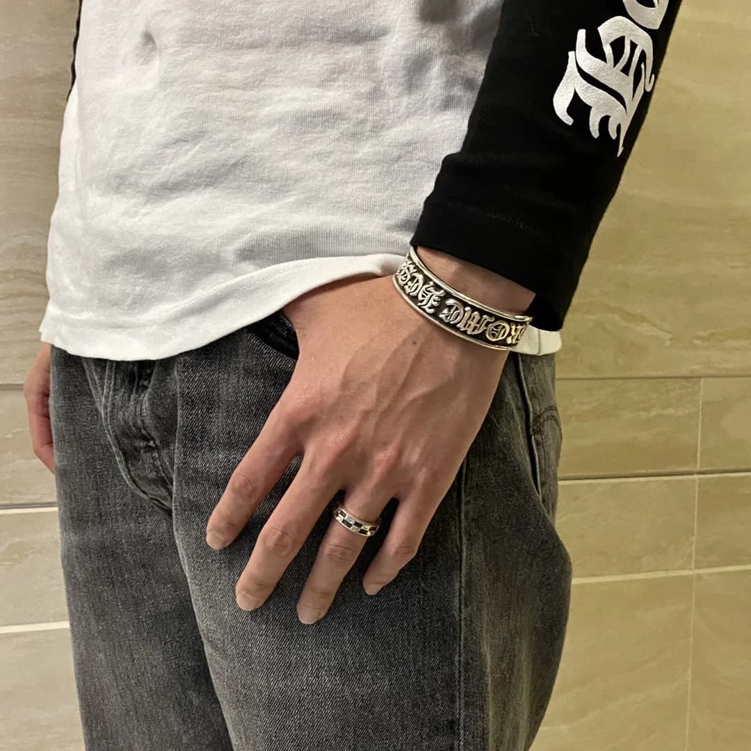 Кольцо Chrome Hearts Matty Boy на пальце, образ на модели