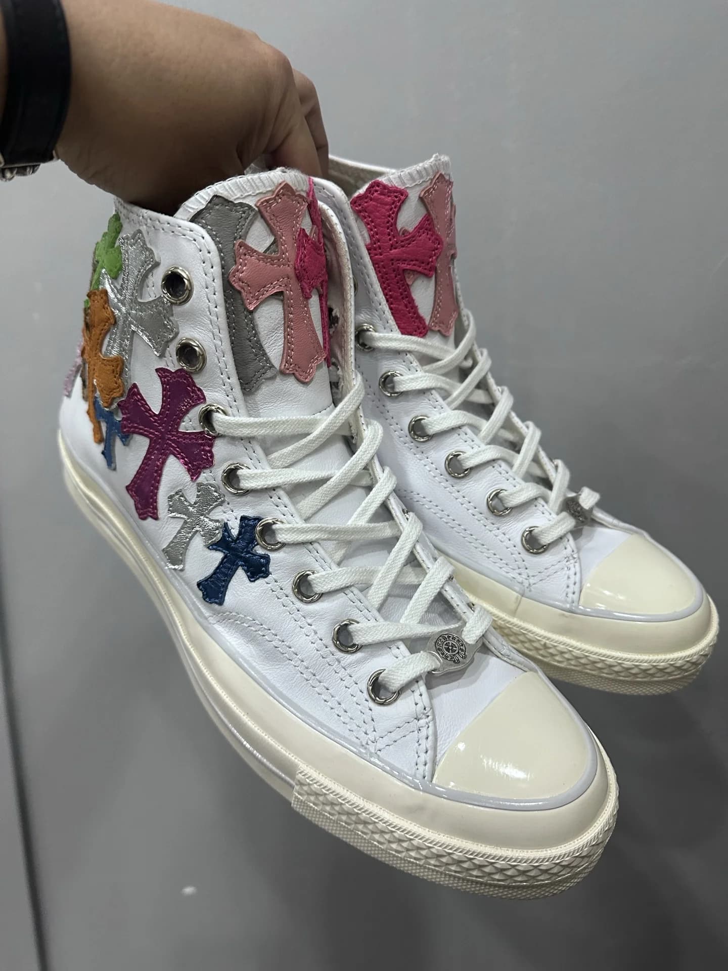 Высокие белые кеды Chrome Hearts x Converse All Star с разноцветными нашивками-крестами