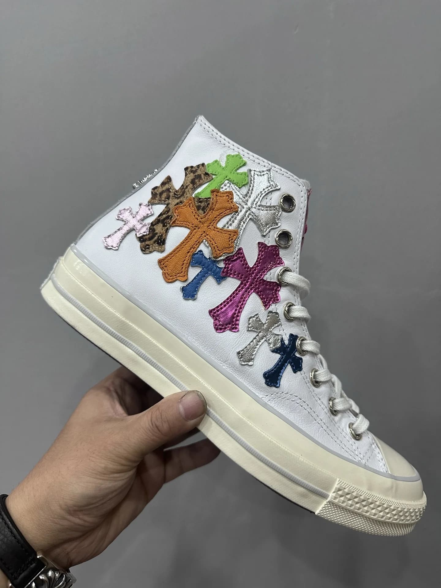 Вид сбоку на кеды Chrome Hearts x Converse All Star из белой кожи