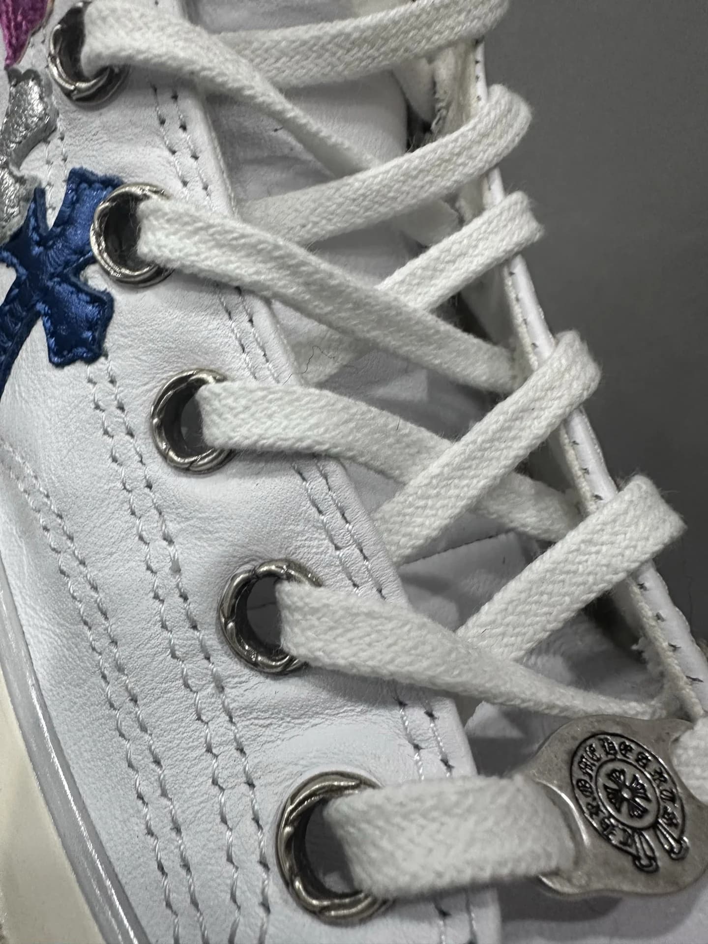 Деталь шнуровки и серебряной фурнитуры на кедах Chrome Hearts x Converse