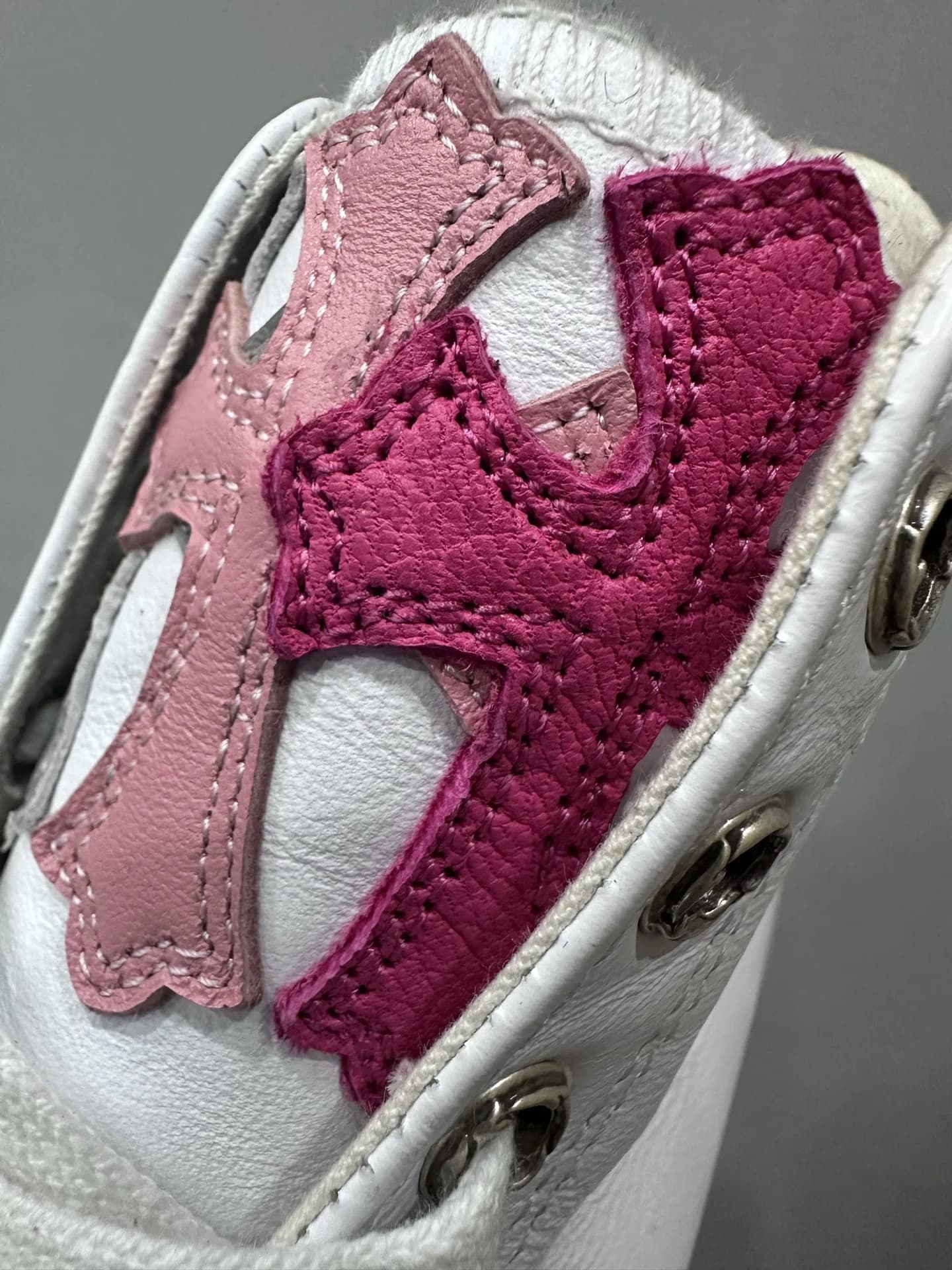 Нашивки в виде крестов на язычке кед Chrome Hearts x Converse