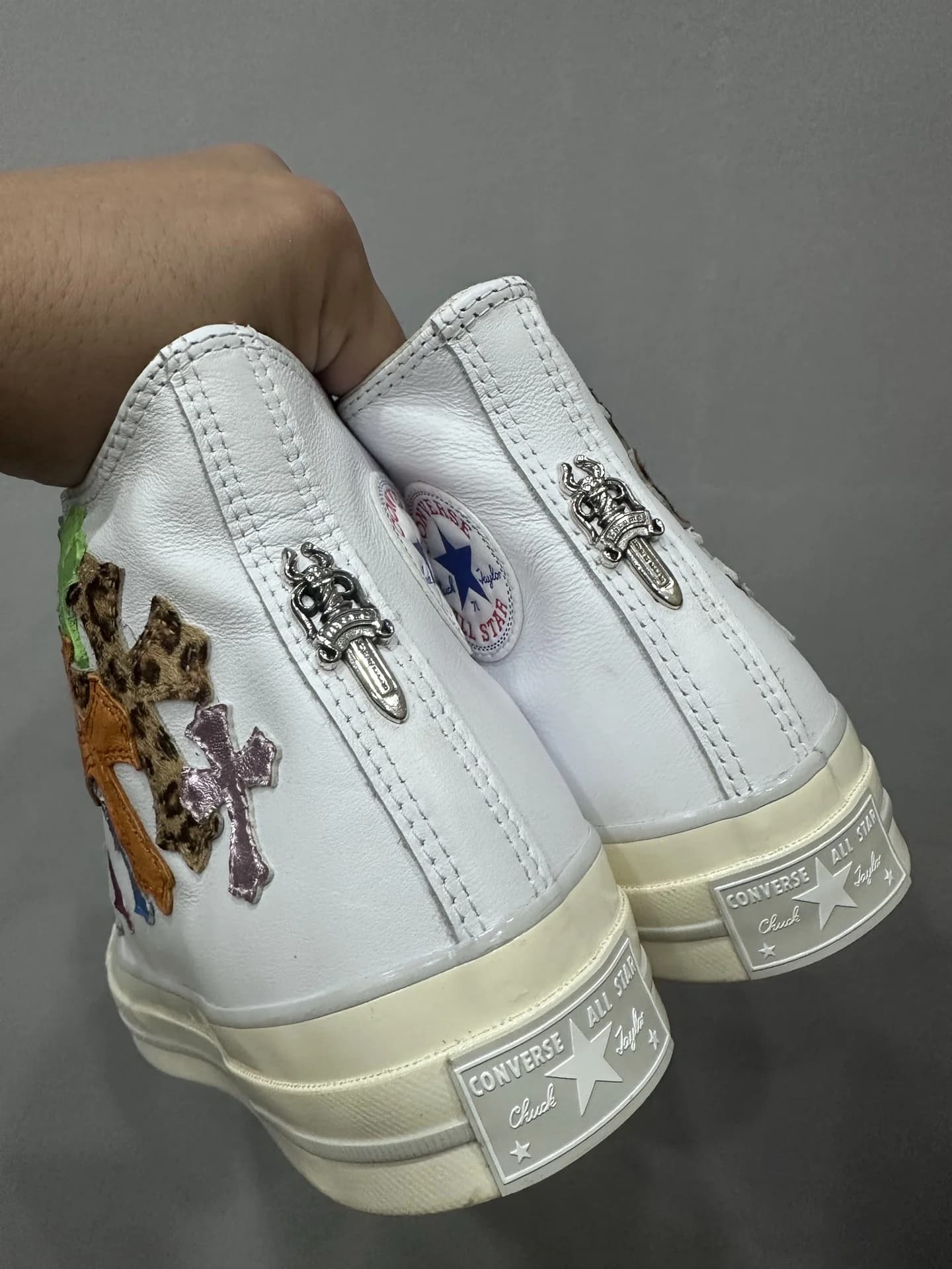 Вид сзади на кеды Chrome Hearts x Converse All Star с серебряными кинжалами