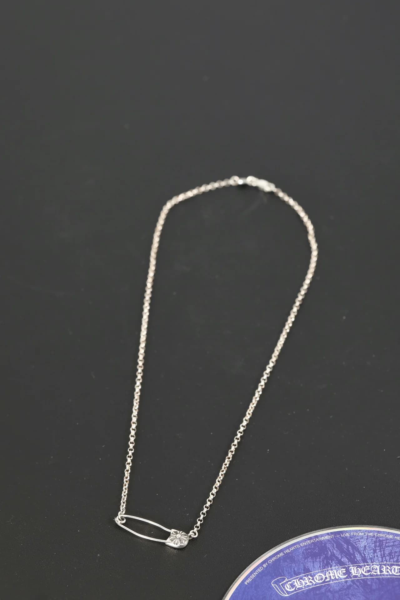 Серебряное колье с подвеской в виде булавки Chrome Hearts общий вид