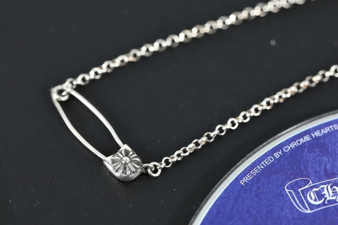 Фрагмент цепочки и подвеска-булавка колье Chrome Hearts