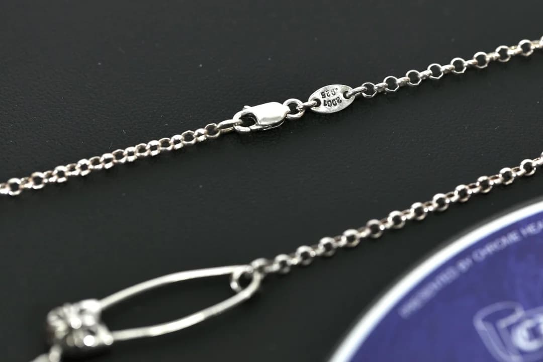 Застёжка-карабин с фирменным клеймом на цепочке колье Chrome Hearts