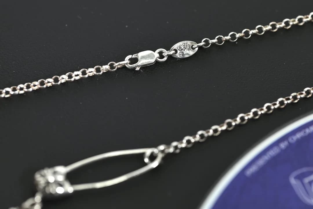 Замок и подвеска-булавка колье Chrome Hearts крупным планом