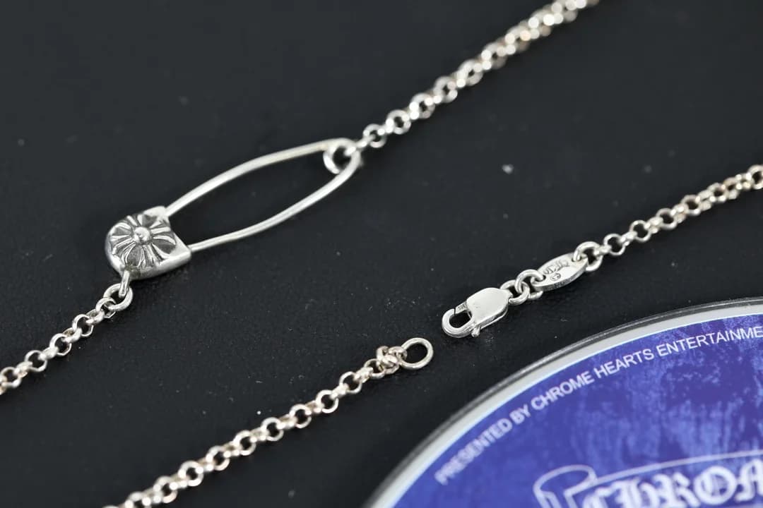 Колье Chrome Hearts с подвеской-булавкой и замком на цепочке
