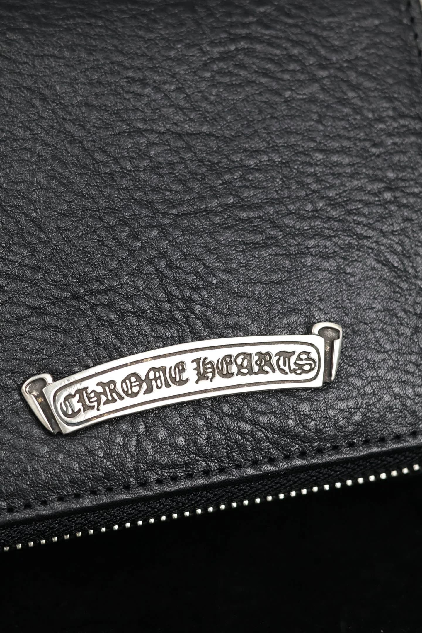 Серебряная плашка с логотипом Chrome Hearts на фактурной коже