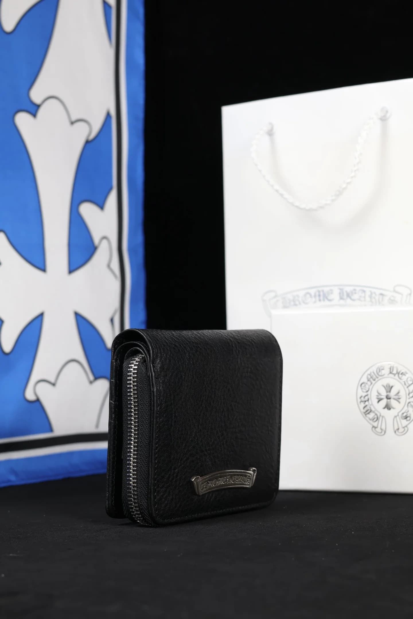 Кошелек Chrome Hearts из зернистой кожи, вид сбоку и сзади